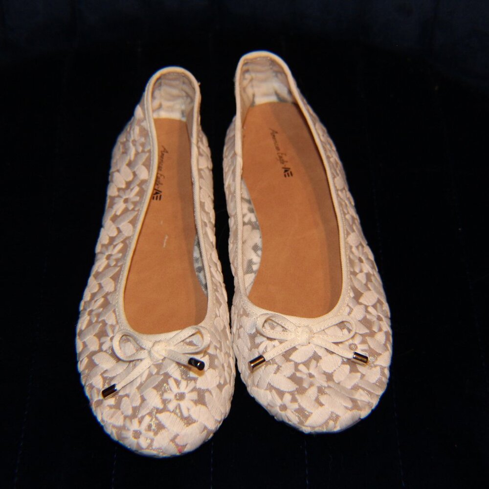 Like New American Eagle White Flower Ballet Flat Size 4.5